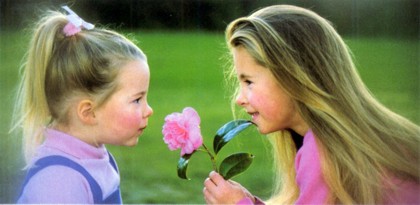 Kinder mit Blume