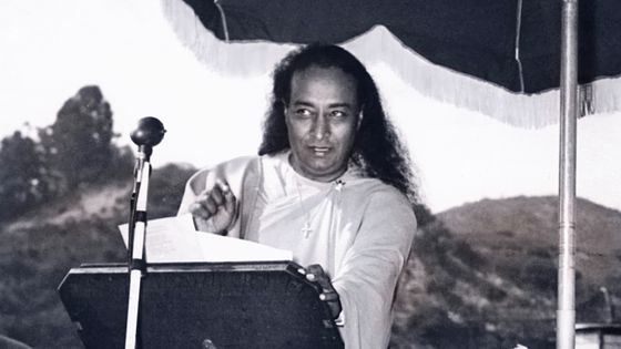 Yogananda beschreibt Meditations-Techniken wie Hong So Yogananda beschreibt Meditations-Techniken wie Hong So