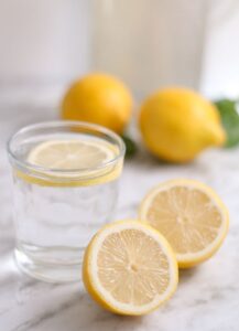 Zitronenwasser trinken
