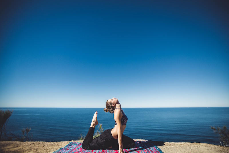Durch Yoga, Reiki, Mediation klärst du deine Chakren und erhöhst die Schwingung