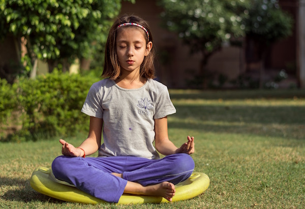 Deine Schwingung erhöhst du beispielsweise durch regelmäßig Meditation